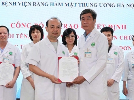 Trao quyết định bổ nhiệm cho TS. Vũ Tuấn Hùng, Phó trưởng khoa Phẫu thuật Miệng - Hàm Mặt.